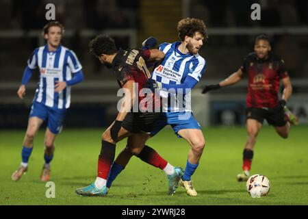 Anthony Mancini dell'Hartlepool United combatte con Luke Fairlamb di Tamworth durante il terzo turno dell'Isuzu fa Trophy tra Hartlepool United e Tamworth al Victoria Park di Hartlepool, Hartlepool, martedì 10 dicembre 2024. (Foto: Mark Fletcher | mi News) crediti: MI News & Sport /Alamy Live News Foto Stock