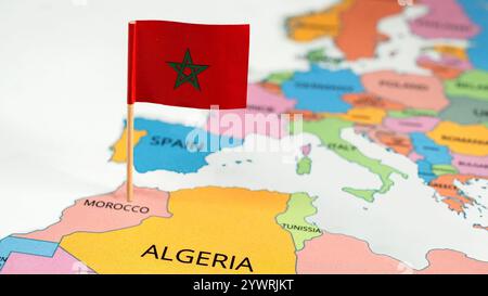 Una mappa del Marocco con la bandiera nazionale del Marocco. La bandiera è un campo rosso con un pentagramma verde al centro. Concetto di viaggio e governativo Foto Stock