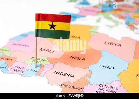 Una mappa del Ghana con la bandiera nazionale del Ghana. La bandiera è una striscia orizzontale rossa, gialla e verde con una stella nera al centro del raccordo a Y Foto Stock