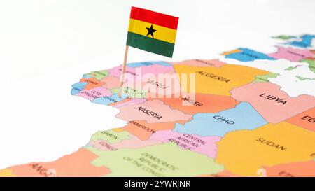 Una mappa del Ghana con la bandiera nazionale del Ghana. La bandiera è una striscia orizzontale rossa, gialla e verde con una stella nera al centro del raccordo a Y Foto Stock