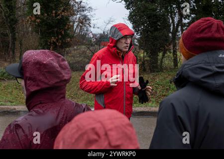 Dietenbach Räumung und Waldrodung 07. Dezember, 2024. Friburgo in Breisgau. Baubürgermeister Martin Haag spricht mit den verschiedenen Beobachtern während der Räumung des Dietenbachwaldes. Der Dietenbachwald weicht einem Baugebiet, das dringend benötigten Wohnraum für Freiburg schaffen soll. Da es seit Jahren Proteste gegen die Abholzung gibt, kam es am ersten Tag der Rodung zu einem Polizeieinsatz, bei dem der Wald geräumt wurde, um die Arbeiten zu ermöglichen. Freiburg im Breisgau Dietenbach Baden Württemberg Germania *** Dietenbach Clearing and Forest Clearing 07 dicembre 2024 Freiburg im B Foto Stock