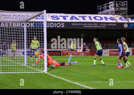 Londra, Regno Unito. 11 dicembre 2024. Chigwell Construction Stadium, Victoria Road 11 dicembre 2024 Paige Peake (24 Southampton) segna un autogol durante la partita di fa Womens League Cup tra West Ham United e Southampton FC al Chigwell Construction Stadium di Londra, Inghilterra KM (Keeran Marquis/SPP) credito: SPP Sport Press Photo. /Alamy Live News Foto Stock