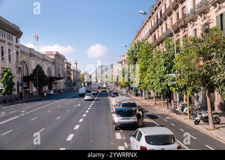 Barcellona, Catalogna, Spagna - 08 04 2023: Vista estiva lungo Av. Via del Marques de l'Argentera con l'edificio Estacion de Francia France Station Foto Stock