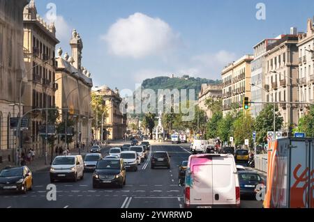 Barcellona, Catalogna, Spagna - 08 04 2023: Soleggiato panorama estivo lungo Av. Via del Marques de l'Argentera con la collina Montjuic sullo sfondo Foto Stock