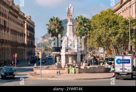 Barcellona, Catalogna, Spagna - 08 04 2023: Statua di font del geni Catala in piazza Pla del Palau di Av. Via del Marques de l'Argentera a Barcellona Foto Stock