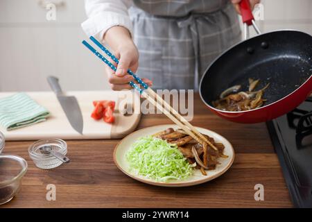 Donna con un piatto di pan di zenzero di maiale Foto Stock