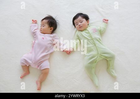 Vista dall'alto di due bambini che dormono sulla coperta Foto Stock