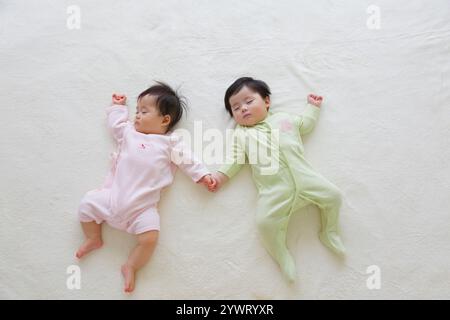 Vista dall'alto di due bambini che dormono sulla coperta Foto Stock