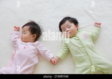 Vista dall'alto di due bambini che dormono sulla coperta Foto Stock