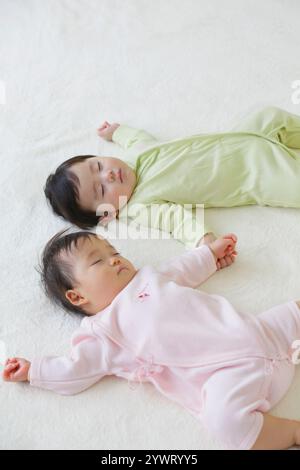 Due bambini che dormono sulla coperta Foto Stock