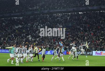 Torino, Italia. 11 dicembre 2024. I giocatori della Juventus festeggiano dopo la partita di UEFA Champions League tra Juventus e Manchester City a Torino, Italia, 11 dicembre 2024. Crediti: Li Jing/Xinhua/Alamy Live News Foto Stock