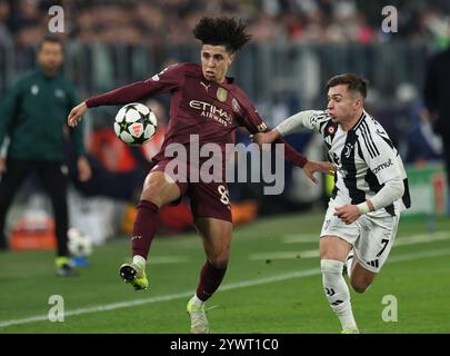 Torino, Italia. 11 dicembre 2024. Rico Lewis (L) del Manchester City si confronta con Francisco Conceicao della Juventus durante la partita di UEFA Champions League tra Juventus e Manchester City a Torino, in Italia, 11 dicembre 2024. Crediti: Li Jing/Xinhua/Alamy Live News Foto Stock
