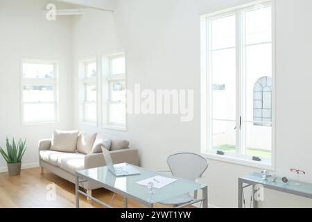 Immagine di una stanza luminosa in un ufficio domestico Foto Stock