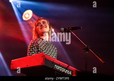 Varsavia, Polonia. 11 dicembre 2024. Stina Holmquist sorride durante una pausa strumentale. La cantante e cantautrice tedesco-svedese Stina Holmquist si è esibita al pubblico di Varsavia a Klub Stodola in supporto alla cantante polacca Ania Dabrowska. (Foto di Neil Milton/SOPA Images/Sipa USA) credito: SIPA USA/Alamy Live News Foto Stock