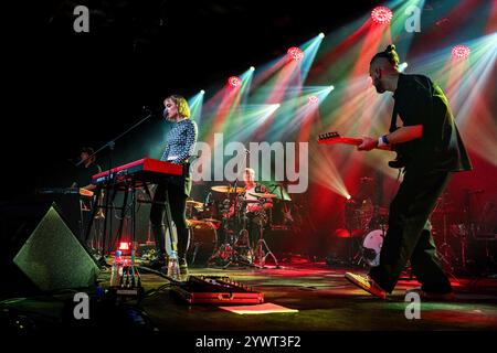 Varsavia, Polonia. 11 dicembre 2024. Stina Holmquist e la sua band si esibiscono sul palco. La cantante e cantautrice tedesco-svedese Stina Holmquist si è esibita al pubblico di Varsavia a Klub Stodola in supporto alla cantante polacca Ania Dabrowska. (Foto di Neil Milton/SOPA Images/Sipa USA) credito: SIPA USA/Alamy Live News Foto Stock