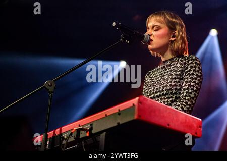 Varsavia, Polonia. 11 dicembre 2024. Stina Holmquist canta mentre suona il piano. La cantante e cantautrice tedesco-svedese Stina Holmquist si è esibita al pubblico di Varsavia a Klub Stodola in supporto alla cantante polacca Ania Dabrowska. (Foto di Neil Milton/SOPA Images/Sipa USA) credito: SIPA USA/Alamy Live News Foto Stock