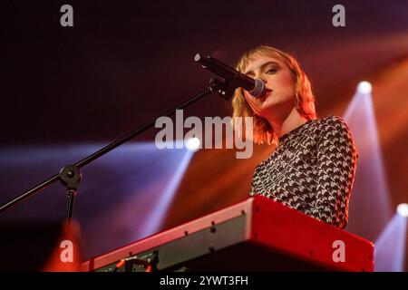 Varsavia, Polonia. 11 dicembre 2024. Stina Holmquist canta mentre suona il piano. La cantante e cantautrice tedesco-svedese Stina Holmquist si è esibita al pubblico di Varsavia a Klub Stodola in supporto alla cantante polacca Ania Dabrowska. (Foto di Neil Milton/SOPA Images/Sipa USA) credito: SIPA USA/Alamy Live News Foto Stock