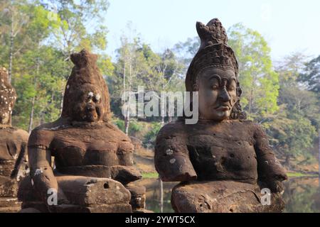 Statua di pietra di Asura vicino alla porta Sud di Angkor Thom Foto Stock