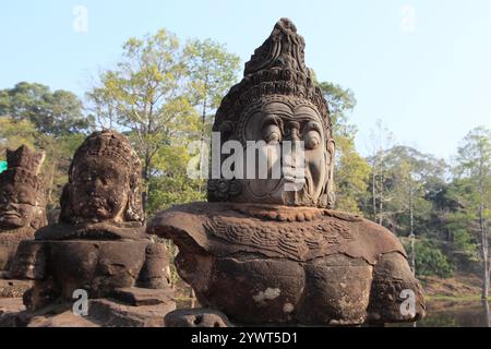 Statua di pietra di Asura vicino alla porta Sud di Angkor Thom Foto Stock