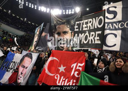 Torino, Italia. 11 dicembre 2024. I tifosi della Juventus espongono bandiere e bandiere di vari giocatori e nazioni dopo la partita di UEFA Champions League allo Juventus Stadium di Torino. Il credito per immagini dovrebbe essere: Jonathan Moscrop/Sportimage Credit: Sportimage Ltd/Alamy Live News Foto Stock