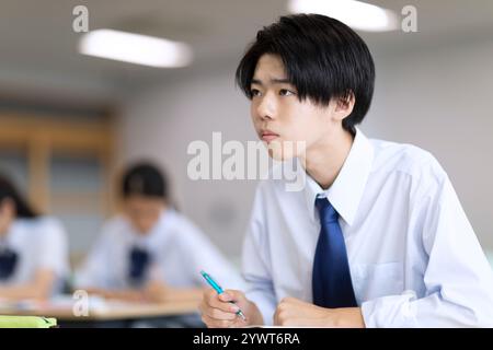 Studenti maschi delle scuole superiori che prendono lezioni Foto Stock