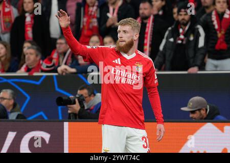 Lisbona, Portogallo. 11 dicembre 2024. Jan-Niklas Beste di SL Benfica visto in azione durante la fase 6 della UEFA Champions League 2024/25 tra SL Benfica e Bologna FC all'Estadio da Luz. Punteggio finale Benfica 0:0 Bologna credito: SOPA Images Limited/Alamy Live News Foto Stock