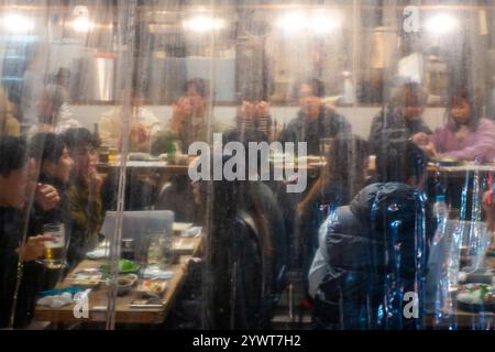 Cenare e bere in Hoppy Street ad Asakusa Tokyo Giappone Foto Stock