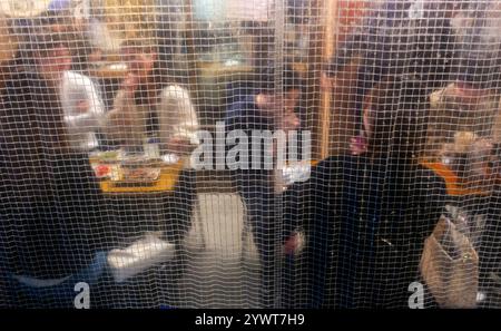 Cenare e bere in Hoppy Street ad Asakusa Tokyo Giappone Foto Stock