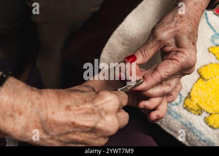 Una nipote e sua nonna si tagliano le unghie Foto Stock