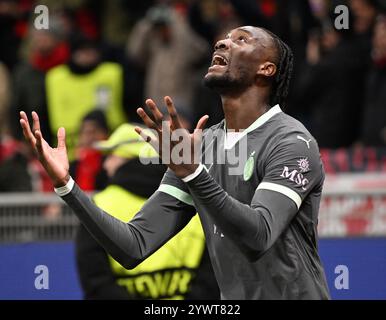 Milano, Italia. 11 dicembre 2024. Tammy Abraham del Milan celebra il suo gol durante la partita di UEFA Champions League tra AC Milan e Crvena Zvezda a Milano, in Italia, 11 dicembre 2024. Crediti: Alberto Lingria/Xinhua/Alamy Live News Foto Stock