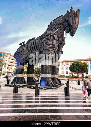 Replica del leggendario cavallo di Troia utilizzato nel film con protagonista Brad Pitt e situato a Canakkale, Turkiye Foto Stock