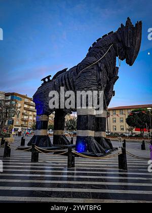 Replica del leggendario cavallo di Troia utilizzato nel film con protagonista Brad Pitt e situato a Canakkale, Turkiye Foto Stock