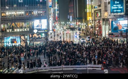 Starbucks Coffee shop che guarda all'incrocio Shibuya a Shibuya Tokyo Foto Stock