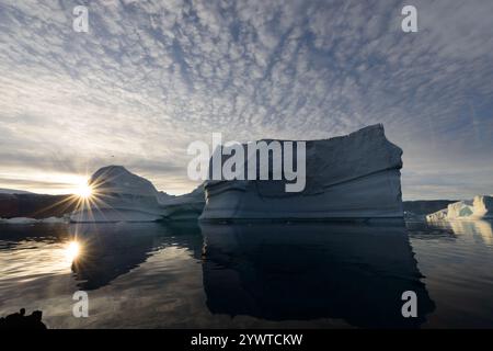 Sunburst su un Iceberg sull'acqua Foto Stock