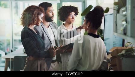 Ufficio, persone e riunioni con statistiche sul monitoraggio degli impegni dei social media, dei rapporti e delle attività post-vendita. Business, dipendenti e lavoro di squadra o. Foto Stock