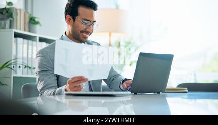 Finanza, uomo d'affari o tipizzazione su notebook con documenti cartacei per il report degli investimenti o la revisione delle spese. Analista dei dati, analisi del sorriso o del grafico delle vendite Foto Stock
