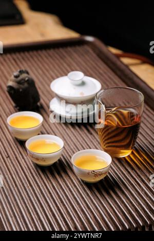 Provate l'elegante servizio da tè con tazze e pentole tradizionali splendidamente lavorate Foto Stock
