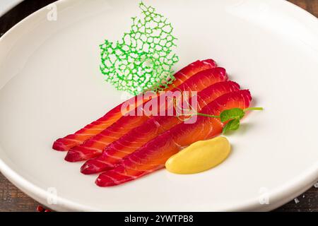 Salmone salato alla barbabietola della cucina scandinava, salmone salato barbabietola gravlax Foto Stock