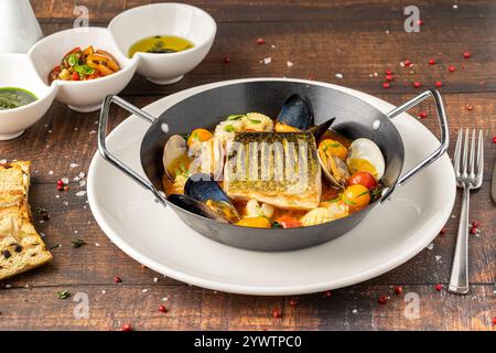 Stufato di pesce bouillabaisse con pesce, cozze, gamberi e calamari Foto Stock