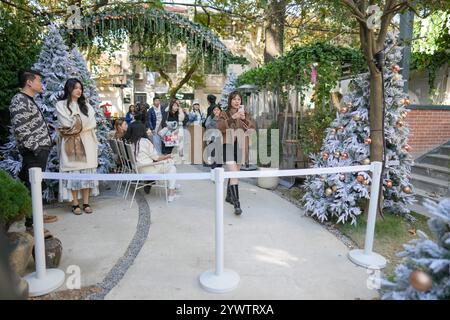 Un caffè fotogenico con molti alberi di Natale e persone su Jilu Road, Jing'an District, Shanghai, Cina, in una fredda giornata invernale il 1° dicembre 2024. Foto Stock