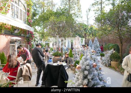 Un caffè fotogenico con molti alberi di Natale e persone su Jilu Road, Jing'an District, Shanghai, Cina, in una fredda giornata invernale il 1° dicembre 2024. Foto Stock