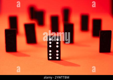 gruppo di tessere domino con un leader vincente sul davanti - osate essere diversi concept photography Foto Stock