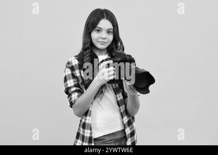 Hobby o carriera per i principianti del fotografo. Ragazza adolescente con macchina fotografica moderna che fa video e foto. I bambini usano la macchina fotografica digitale, fotografando. Foto Stock