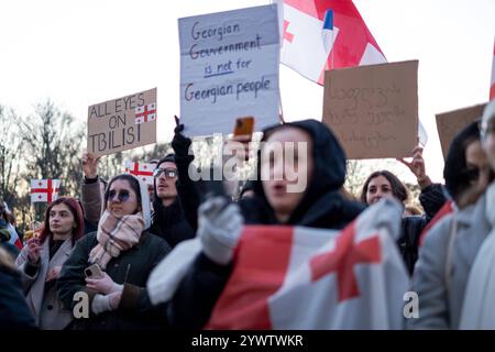 Georgier protestieren a Berlino gegen die Entscheidung der georgischen Regierung, die Verhandlungen über den Beitritt zur Europäischen Union auszusetzen. Zum Protestation hatte die pro-Europäische ONG Georgisches Zentrum im Ausland GZA aufgerufen. / I georgiani protestano a Berlino contro la decisione del governo georgiano di sospendere i negoziati di adesione all'UE. La ONG filo-europea Georgian Center Abroad GZA aveva chiesto la protesta. Snapshot-Photography/K.M.Krause *** i georgiani protestano a Berlino contro la decisione del governo georgiano di mettere in attesa i colloqui di adesione all'UE della ONG G pro-europea Foto Stock