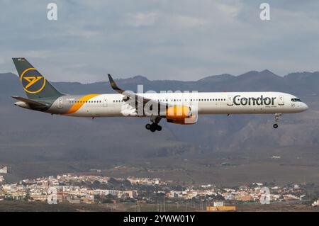 Avión de Línea Boeing 757 de la aerolínea Condor aterrizando en el aeropuerto de Gran Canaria, Gando. Foto Stock