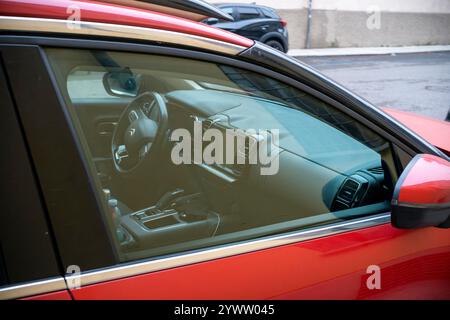 Cremona, Italia - 27 novembre 2024 Vista interna di un moderno suv ibrido citroen c5 aircross rosso, che mette in risalto il cruscotto, il volante e l'othe Foto Stock