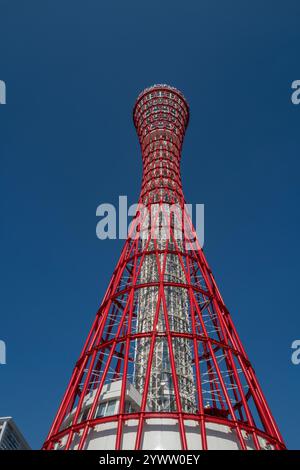 Una vista del porto di Kobe nel Kansai in Giappone con la famosa Torre del Porto Rosso di Kobe Foto Stock