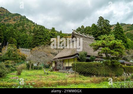 Miyama, una cittadina rurale giapponese con case tradizionali e tetti di paglia vicino a Kyoto Foto Stock