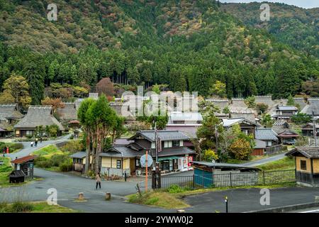 Miyama, una cittadina rurale giapponese con case tradizionali e tetti di paglia vicino a Kyoto Foto Stock