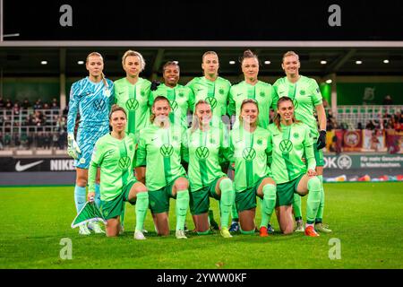 Wolfsburg, Germania. 11 dicembre 2024. L'11 di partenza di Wolfsburg per la partita di UEFA Women's Champions League tra Wolfsburg e Roma all'AOK Stadion di Wolfsburg. Credito: Gonzales Photo/Alamy Live News Foto Stock